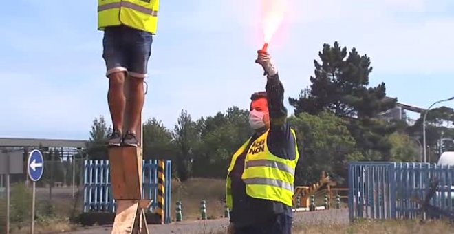 Trabajadores de Alcoa escenifican la crucifixión de un empleado para mostrar el calvario que viven