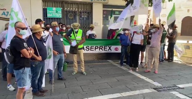 Agricultores protestan frente a la Asamblea de Extremadura