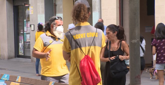 Agentes cívicos controlan el uso de mascarillas en L'Hospitalet