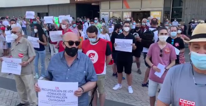 Colectivos por la sanidad pública piden frente a la Asamblea la dimisión de Ayuso