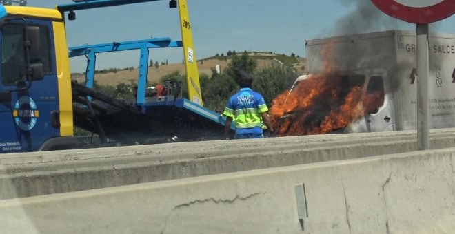 Arde un camión a la altura del tanatorio de la M-40