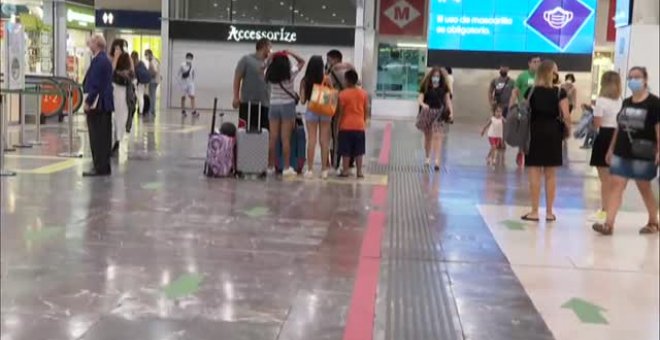 'Desfile' de maletas en la estación de Sants de Barcelona