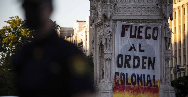 "Fuego al orden colonial": activistas antirracistas asaltan la estatua de Colón en Madrid
