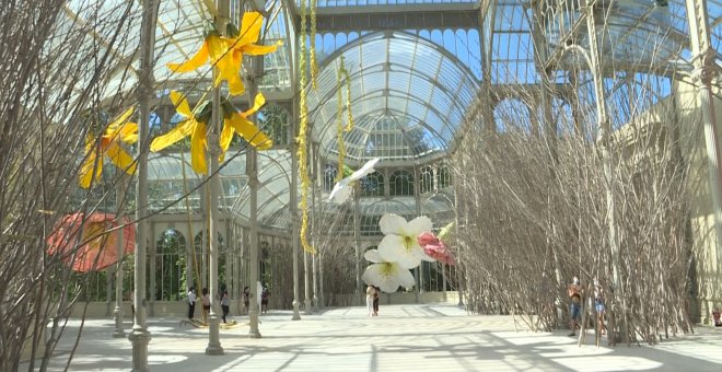 Las flores gigantes de Petrit Halilaj adornan el Palacio de Cristal de El Retiro