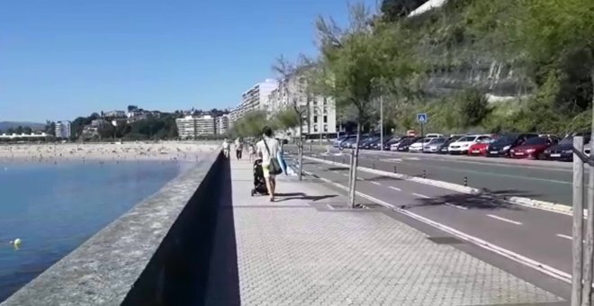Largas colas para adquirir el ticket de aparcamiento en la playa de Hondarribia