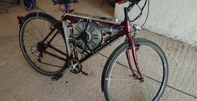 Esta bicicleta eléctrica alcanza los 110 km/h gracias al motor de una lavadora