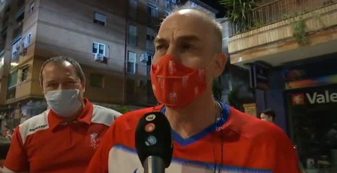 La afición del Granada se vuelca con los jugadores tras lograr plaza europea