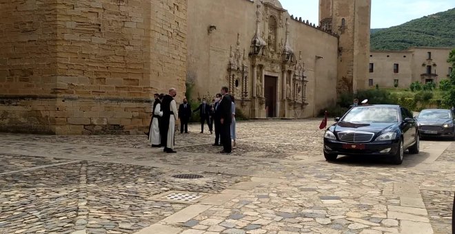 Los Reyes llegando al Monasterio de Poblet (Tarragona) junto a Illa y Cunillera