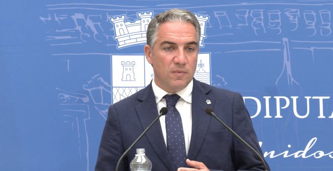 Moreno insiste en contratar empleados públicos en Andalucía por una vía que "abre la puerta al enchufismo"