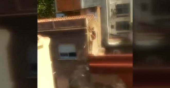 La Guardia Urbana persigue en Badalona a un joven que ocupaba una vivienda con otras cuatro personas