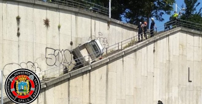 Un vehículo de Parques y Jardines de Santander cae por unas escaleras en la calle Ernest Lluch