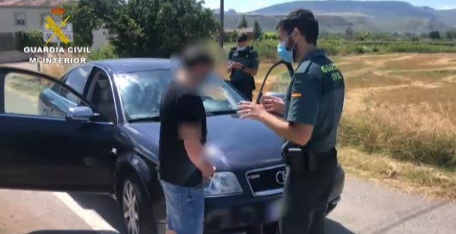 La Guardia Civil auxilia a una niña de 7 años abandonada en plena carretera, a su paso por La Rioja