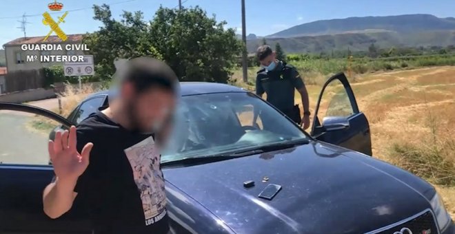 La Guardia Civil auxilia a una niña abandonada en una carretera de La Rioja