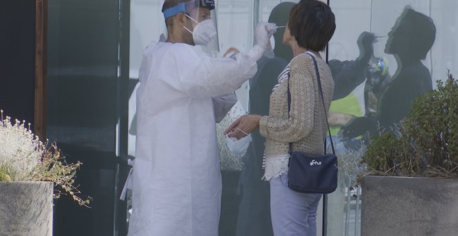 Vecinos de Eibar y Ermua se hacen la prueba PCR "por seguridad"