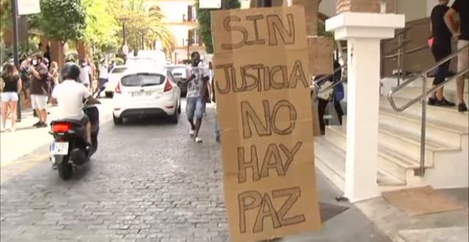 Los temporeros de Lepe acampan frente al Ayuntamiento para exigir un techo