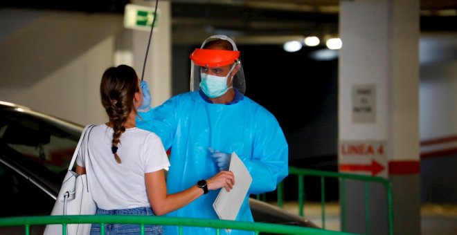 Caen las infecciones de covid-19 en España tras tres días al alza