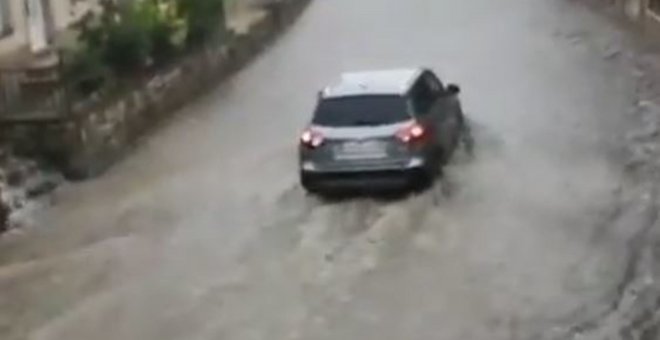 Una tormenta anega varias calles en Barruelo de Santullán