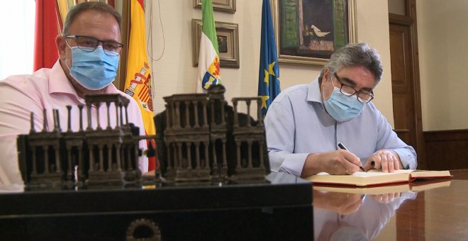 Rodríguez Uribes se reúne con el alcalde de Mérida