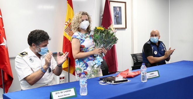 Policía de Madrid rinde homenaje a una farmacéutica por su labor durante la pandemia