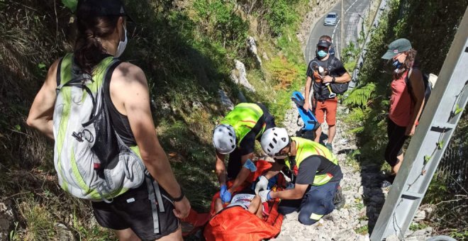 Evacuada una mujer con fractura de peroné de la ruta Urdón-La Hermida