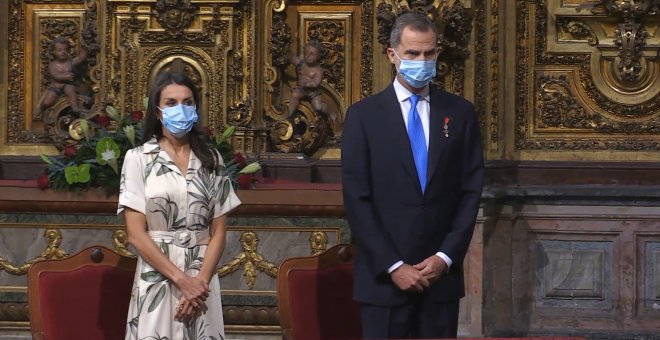 La Reina sorprende con un vestido de inspiración vegetal en Santiago