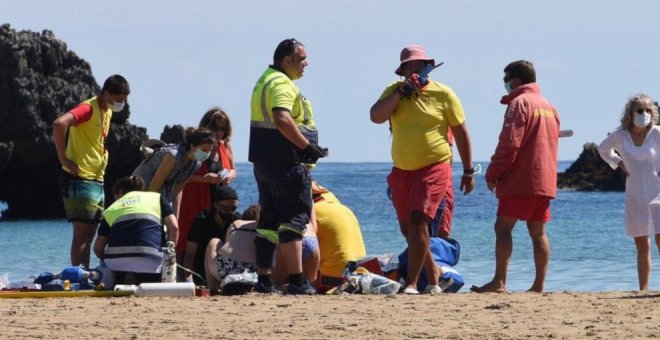 Organizadores de los Campeonatos de Salvamento y Socorrismo salvan la vida a una mujer en la playa de Ris, en Noja
