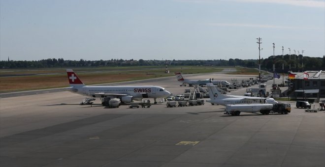 TUI cancela todos sus vuelos de Reino Unido a España y los políticos piden "coordinación"