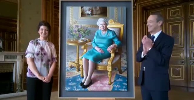 La reina de Inglaterra descubre un retrato suyo por videoconferencia