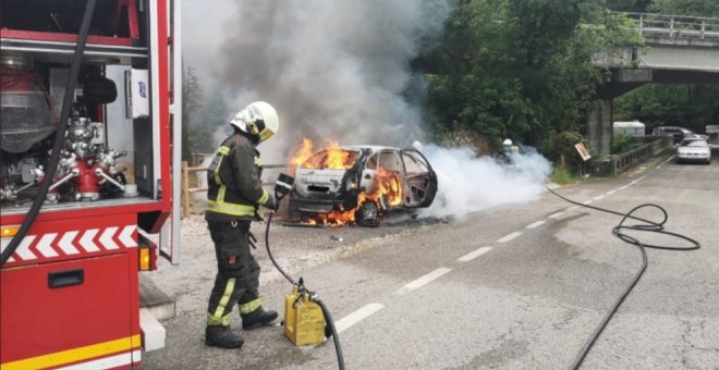 Extinguido el incendio de un vehículo en Silió