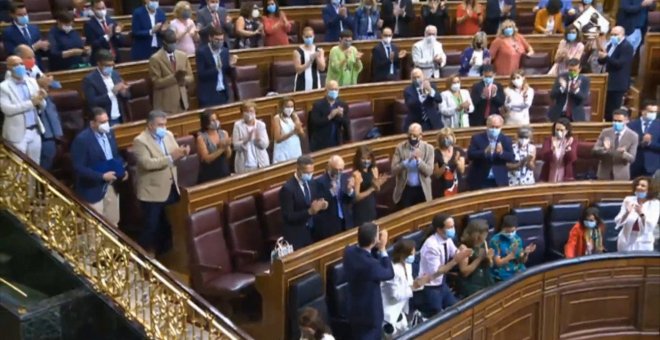 Sánchez es recibido con aplausos en el Congreso