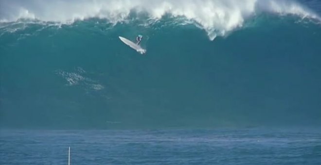 El surfista Keana Kenelly se lleva el premio a la mejor caída del año con una ola gigante del Pacífico