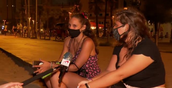 Patrullas de la Guardia Urbana vigilan que no se hagan botellones en la playa de la Barceloneta