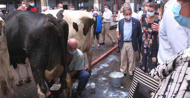 Los Reyes reconocen en su visita a Cantabria el papel del sector primario