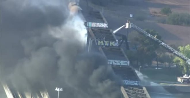 Un tren descarrila en Arizona provocando el derrumbe de un puente y un incendio