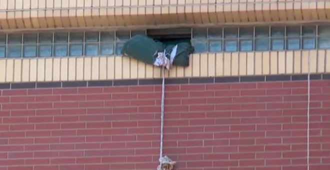 Dos presos huyen de la cárcel de Oklahoma descolgándose por una cuerda hecha con sábanas
