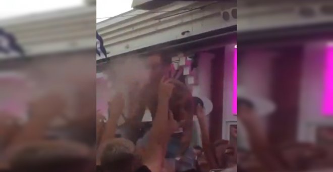 Un vídeo de un joven escupiendo alcohol en una fiesta en Málaga incendia las redes