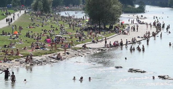 Ciudadanos de Munich disfrutan de un baño en el río Isar