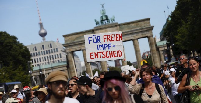 Una marcha negacionista de Berlín proclama el fin de la pandemia en pleno repunte
