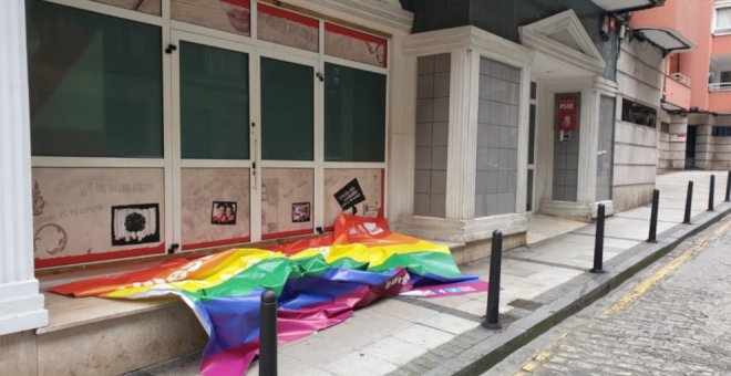 La bandera LGTBI aparece arrancada y tirada en el suelo en la sede del PSOE en Santander 