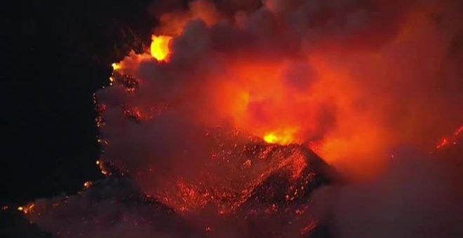 Un incendio forestal obliga a desalojar 2.500 viviendas en Palm Springs, California