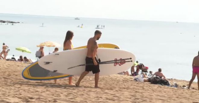 En agosto se disfrutan las playas entre el miedo y la protección