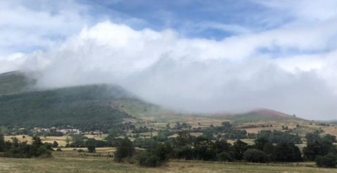 Evacuados tres senderistas desorientados por la niebla en Campoo de Suso