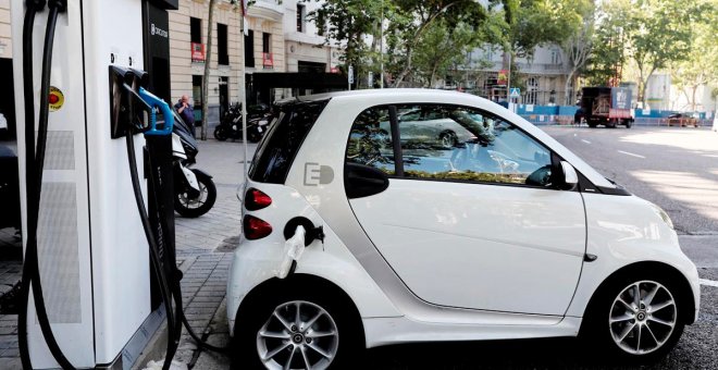 ACEA pide que las baterías usadas de los coches eléctricos no se consideren "desperdicios"