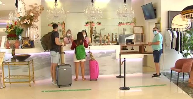 El turismo extranjero se desploma un 97,7% en junio