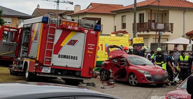 La joven conductora del coche embestido en la rotonda de Corbán sigue en estado "crítico"