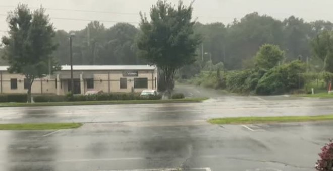 El huracán Isaías toca tierra en Carolina del Norte