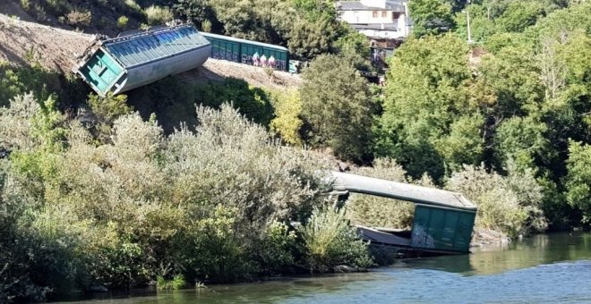 La Fiscalía de Ourense investiga si hay delito ambiental por tirar vagones al Sil