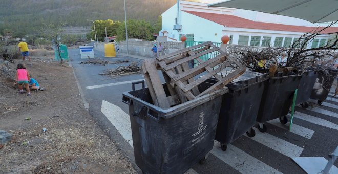 Barricadas en un pueblo canario contra la llegada de migrantes en cuarentena