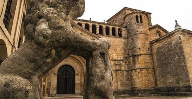 El turismo "totalmente inaccesible" de Santillana del Mar, uno de los pueblos más bonitos de España