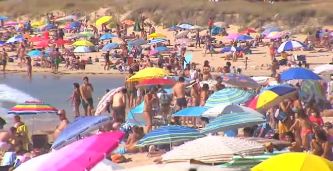 Aglomeraciones en la playa de Nigrán, Pontevedra, por la falta de espacio que se produce debido a la pleamar
